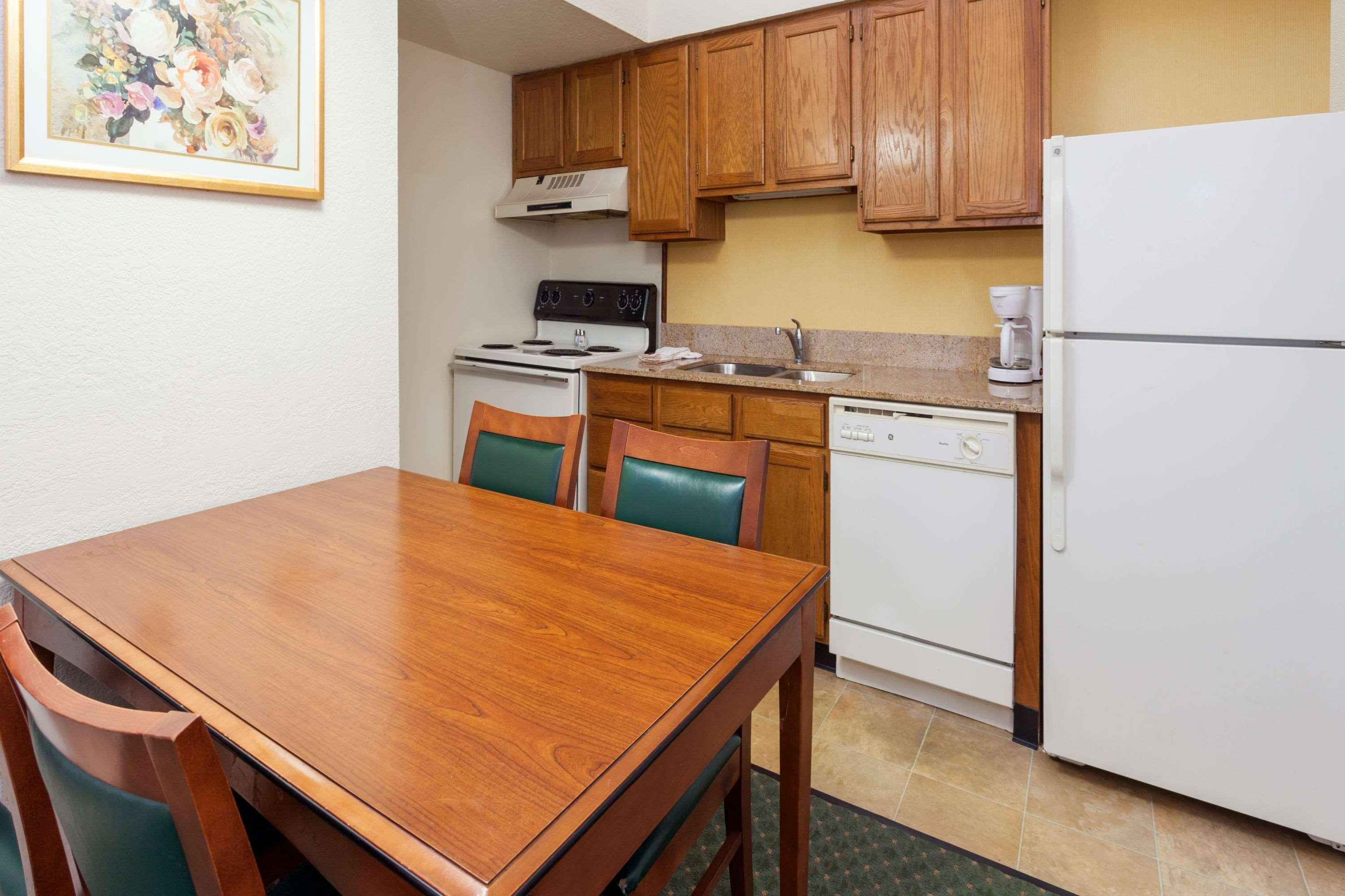 Hawthorn Suites By Wyndham Dearborn/Detroit Extérieur photo
