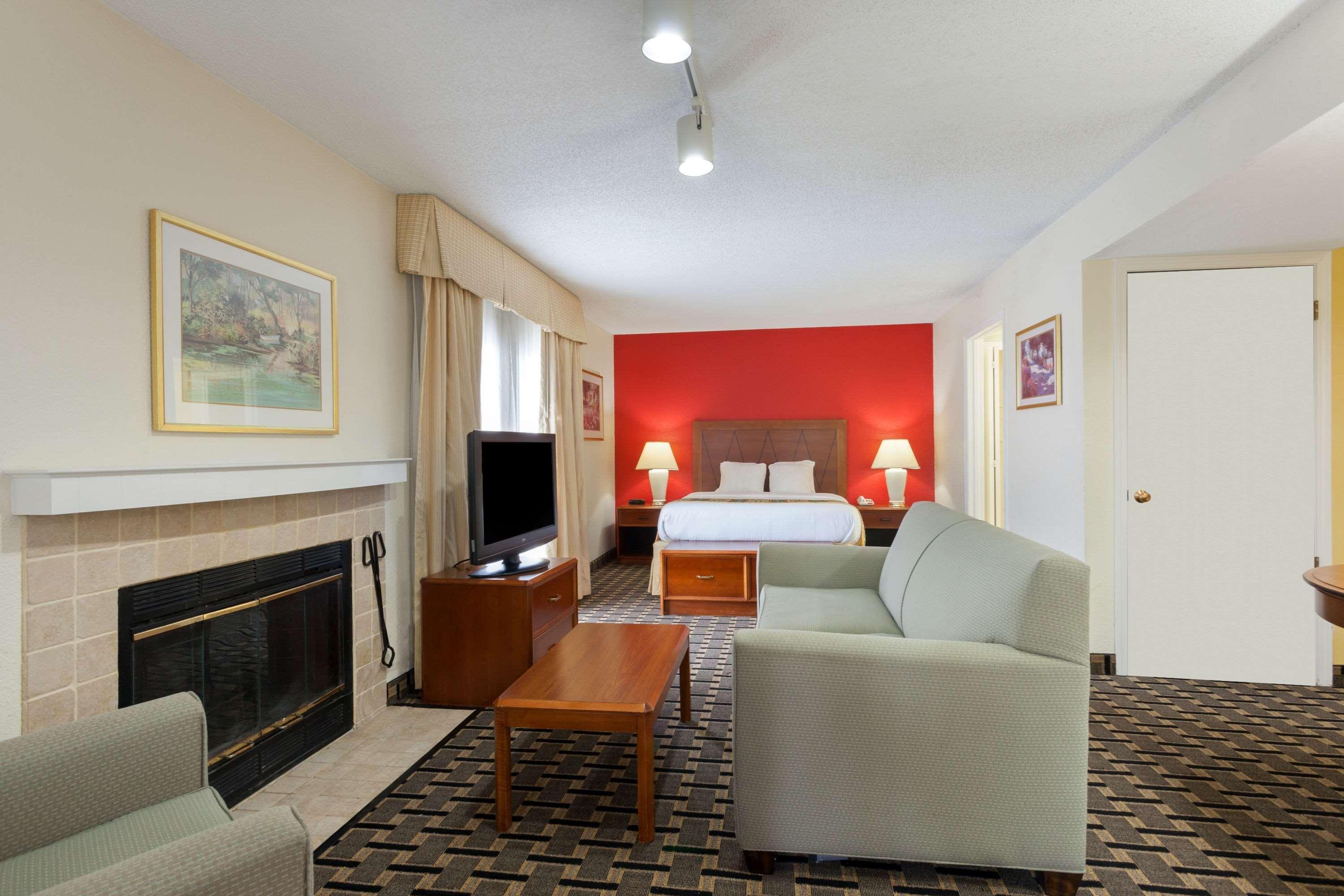 Hawthorn Suites By Wyndham Dearborn/Detroit Extérieur photo